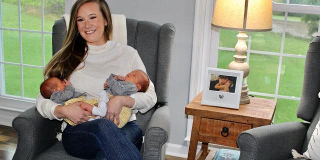 Stacy Green, 30, from Thurmont, 메릴랜드, is a fraternal twin who gave birth to identical twins -- Brynlee and Brianne -- 8월에. 24.