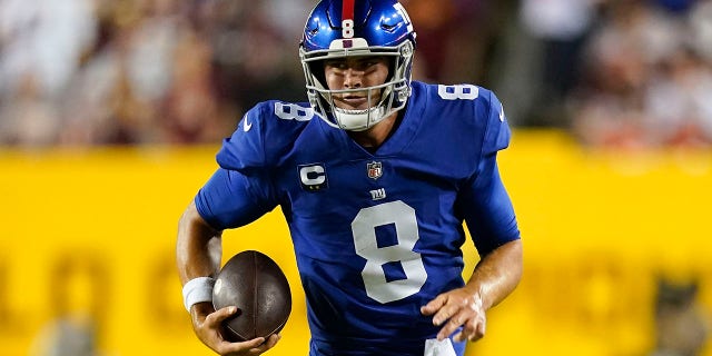 El mariscal de campo de los Gigantes de Nueva York, Daniel Jones (8), corre con el balón durante la primera mitad de un partido de fútbol de la NFL contra el equipo de fútbol de Washington, el jueves 16 de septiembre de 2021, en Landover, Maryland.