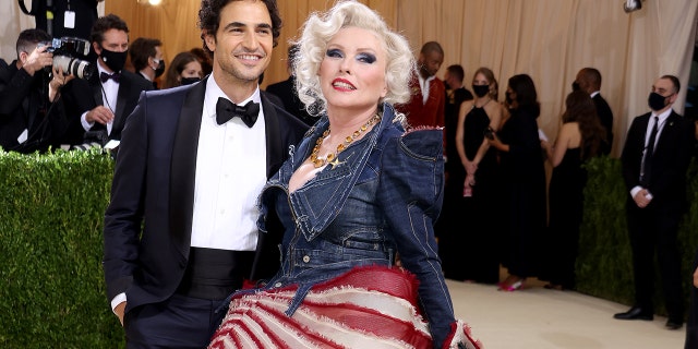 Zac Posen and Debbie Harry attend The 2021 Met Gala Celebrating In America: A Lexicon Of Fashion at Metropolitan Museum of Art on September 13, 2021 뉴욕시.