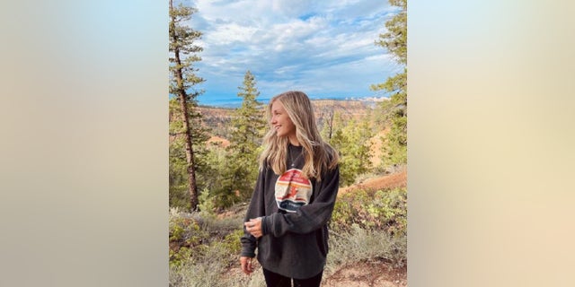Gabby Petito, Bryce Canyon Ulusal Parkı'nda bir Instagram fotoğrafı için poz veriyor.