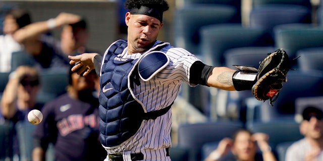 New York Yankees' Gary Sanchez misses a pop fly by Cleveland Indians' Oscar Mercado in the fifth inning of a baseball game, Saterdag, Sept.. 18, 2021, In New York.