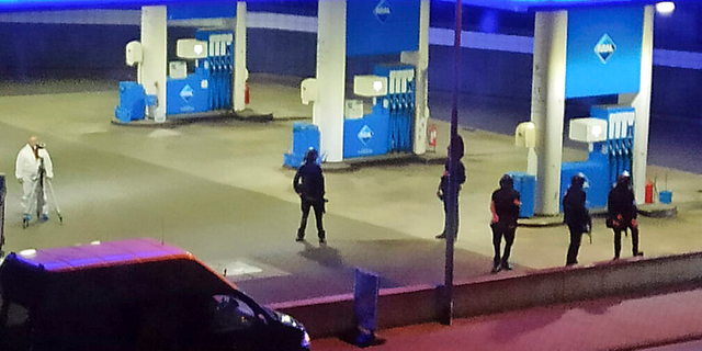 Police officers secure a gas station in Idar-Oberstein, Duitsland, Sondag, Sept.. 19.
