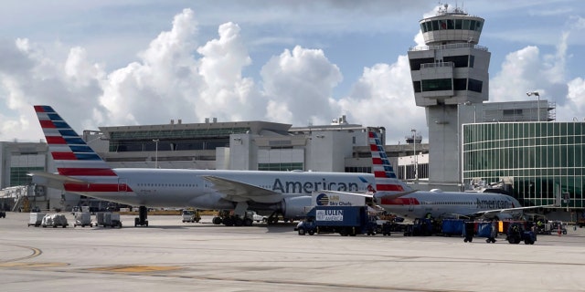 Los aviones de American Airlines son visibles en las puertas del Aeropuerto Internacional de Miami (MIA) el 1 de agosto de 2021 en Miami, Florida.  (Foto de DANIEL SLIM / AFP, Getty Images)