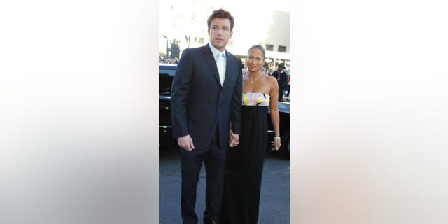 Actor Ben Affleck and his fiancée actress / singer Jennifer Lopez arrive on February 9, 2003 in Los Angeles, California, at the premiere of 'Daredevil' at the Village Theater.