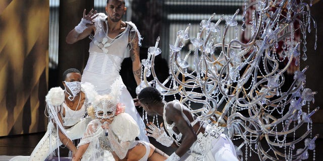 Lady Gaga performs onstage during the 2009 MTV Video Music Awards at Radio City Music Hall on September 13, 2009 在纽约市.