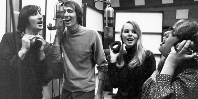 The Mamas and the Papas, およそ 1967. Left to right: Denny Doherty, John Phillips, Michelle Phillips, Cass Elliot.