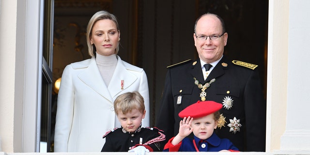 Принцеса Шарлен от Монако и принц Албер II от Монако с техните деца принц Жак от Монако и принцеса Габриела от Монако на балкона на двореца по време на тържествата за националния празник на Монако на 19 ноември 2019 г. в Монте-Карло, Монако. 