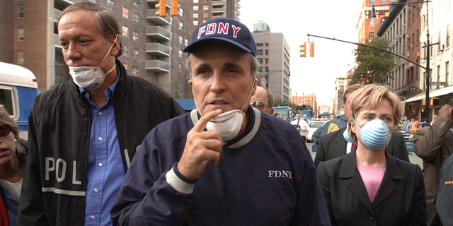 De gauche à droite, le gouverneur de New York George Pataki, le maire de New York Rudolph Giuliani et la sénatrice Hillary Rodham Clinton, DN.Y., visitent le site de la catastrophe du World Trade Center à New York le 12 septembre 2001.