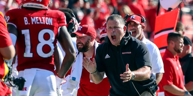 Rutgers head coach Greg Schiano reacts after his team scored a touchdown during the first half of an NCAA college football game against Delaware, Saterdag, Sept.. 18, 2021, in Piscataway, N.J.
