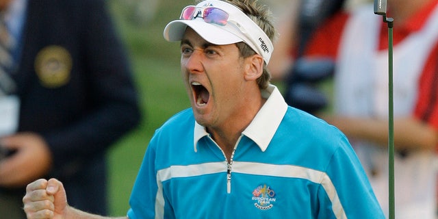 Europe's Ian Poulter reacts after his putt on the 18th hole during a four-ball match at the Ryder Cup golf tournament at the Valhalla Golf Club, in Louisville, Ky., in this Saturday, Sett. 20, 2008, file di foto. 