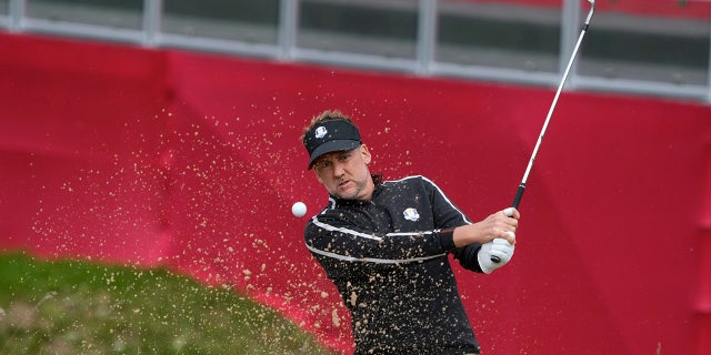 Ian Poulter, del equipo de Europa, llega al noveno green durante un día de práctica en la Ryder Cup en el campo de golf Whistling Straits el jueves 23 de septiembre de 2021 en Sheboygan, Wisconsin.