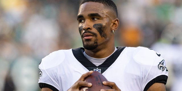 Philadelphia Eagles quarterback Jalen Hurts (1) prepares to take the field against the Pittsburgh Steelers at Lincoln Financial Field.