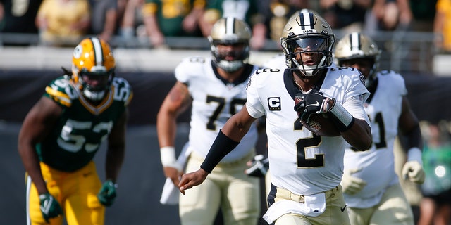 New Orleans Saints quarterback Jameis Winston (2) scrambles for yardage while Green Bay Packers fullback Jonathan Garvin (53) pursues during the first half of an NFL football game, Sunday, September 12, 2021, in Jacksonville, Florida (AP Photo / Stephen B. Morton)