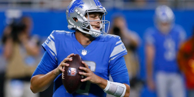 이번 8월. 13, 2021, 파일 사진, Detroit Lions quarterback Jared Goff drops back to pass during the first half of the team's preseason NFL football game against the Buffalo Bills in Detroit. The Lions made a lot of changes in the offseason by bringing in a new general manager, coach and quarterback. General manager Brad Holmes and coach Dan Campbell might be able to eventually turn the team around, but it's difficult to envision that happening this season with quarterback Goff and a defense that might not be better than last year's historically bad unit. (AP Photo/Duane Burleson, 파일)