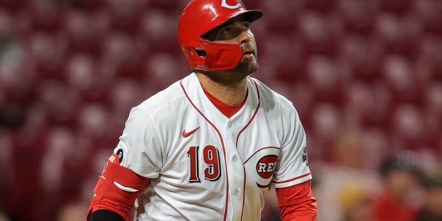 Joey Votto (19) de los Rojos de Cincinnati ve su jonrón solitario en la quinta entrada de un partido de béisbol contra los Piratas de Pittsburgh en Cincinnati el lunes 20 de septiembre de 2021.