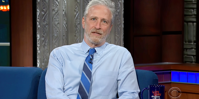 Le comédien Jon Stewart a déclaré la semaine dernière que c'était un "coup de poing" pour les républicains du Sénat de bloquer l'adoption de la loi PACT, ajoutant, "L'amendement Toomey vise en fait à plafonner le fonds."