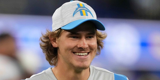 Los Angeles Chargers quarterback Justin Herbert watches from the sidelines in the second half against the Los Angeles Rams Aug. 14, 2021, Sean McVay는 나이는 숫자에 불과하다는 것을 증명합니다., 칼리프. (Kirby Lee-USA TODAY Sports)