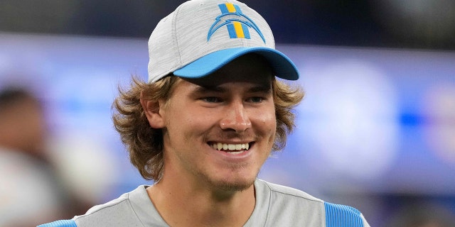 Los Angeles Chargers quarterback Justin Herbert watches from the sidelines in the second half against the Los Angeles Rams Aug. 14, 2021, Sean McVay는 나이는 숫자에 불과하다는 것을 증명합니다., 칼리프. (Kirby Lee-USA TODAY Sports)