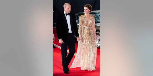 Hoàng tử William và Kate Middleton tại buổi ra mắt phim 'No Time to Die'. Chiếc váy của Middleton giống chiếc váy được mẹ quá cố của William là Công nương Diana mặc tại buổi ra mắt phim 'A View to a Kill' năm 1985.