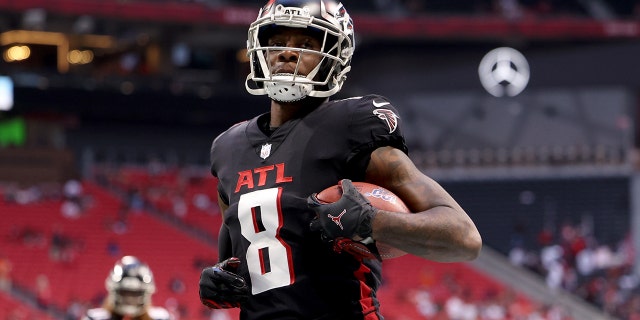 Aug 29, 2021; Atlanta, Georgia, USA; Atlanta Falcons tight end Kyle Pitts (8) catches a pass during warmups before their game against the Cleveland Browns at Mercedes-Benz Stadium.