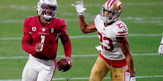 Arizona Cardinals quarterback Kyler Murray (1) runs ahead of San Francisco 49ers cornerback Ahkello Witherspoon (23) during the second half of an NFL football game Dec. 26, 2020, Glendale, Ariz. (AP Photo/Ross D. 프랭클린, 파일)