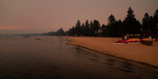 An empty beach is seen on Tuesday, 8月. 31 after a mandatory evacuation was ordered due to the Caldor Fire in South Lake Tahoe, カリフォルニア.