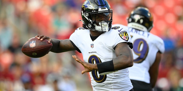 Baltimore Ravens quarterback Lamar Jackson looks downfield before throwing the ball against the Washington Football Team during the first half of a preseason NFL football game, 토요일, 8월. 28, 2021, Landover에서, Md. (AP 포토 / 닉 와스)