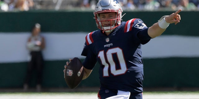 New England Patriots quarterback Mac Jones looks to throw during the first half of an NFL football game against the New York Jets, 日曜日, 9月. 19, 2021, イーストラザフォードで, N.J.