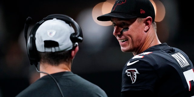 Atlanta Falcons quarterback Matt Ryan, 권리, stands on the sidelines during the first half of a preseason NFL football game against the Cleveland Browns, 일요일, 8월. 29, 2021, 애틀랜타. (AP 사진/존 베이즈모어)