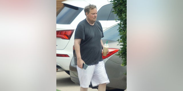 ‘Friends’ actor Matthew Perry is seen on a coffee run in the Los Feliz area of Los Angeles, Calif. en sábado.