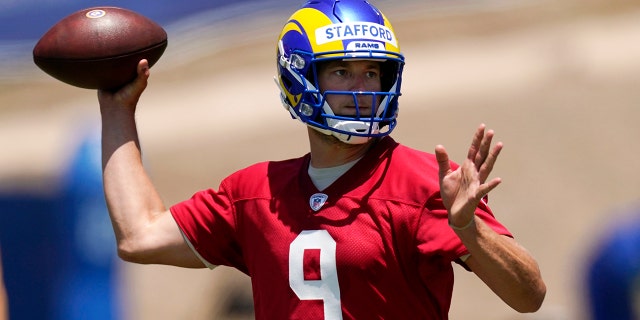 이번 6월 4, 2021, 파일 사진, Los Angeles Rams quarterback Matthew Stafford passes during an NFL football practice in Thousand Oaks, 칼리프. With trips to the Super Bowl still in their recent memories, the Rams and the San Francisco 49ers made the decision this offseason that they needed more dynamic quarterback play to remain contenders in the long run. That led both NFC West rivals to make aggressive moves, trading multiple first-round picks to bring Stafford to Los Angeles and rookie Trey Lance to San Francisco. (AP Photo/Mark J. Terrill, 파일)