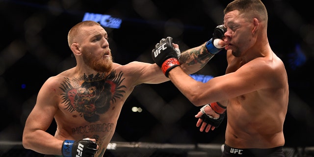 Nate Diaz combatte l'irlandese Conor McGregor in un incontro welter durante l'evento UFC 202 alla T-Mobile Arena il 20 agosto 2016 a Las Vegas, Nevada.