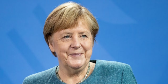 L'ancienne chancelière allemande Angela Merkel assiste à une cérémonie pour recevoir la médaille Buber-Rosenzweig à la Chancellerie le 30 août 2021 à Berlin, en Allemagne.  (Photo par Andreas Gora - Piscine/Getty Images)