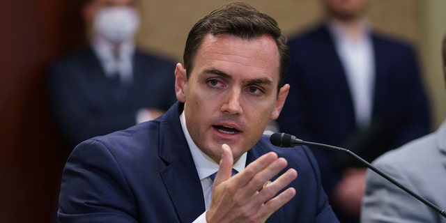 Reps. Mike Gallagher, R-Wis., izquierda, a former Marine, speaks during a roundtable discussion. (AP Photo/J. Scott Applewhite)