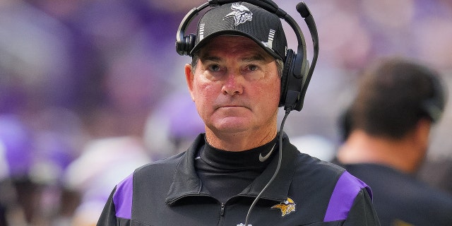 Minnesota Vikings head coach Mike Zimmer against the Denver Broncos in the second quarter at U.S. Bank Stadium Aug 14, 2021, 在明尼阿波利斯, 明尼苏达州.