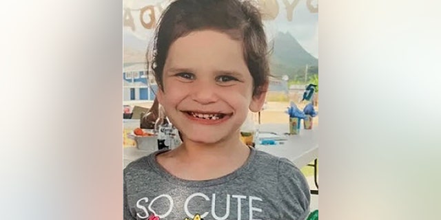 Isabella Kalua was likely wearing a black hoodie, black leggings with colorful socks and Nike slides with a pink bottom, la policía dijo.