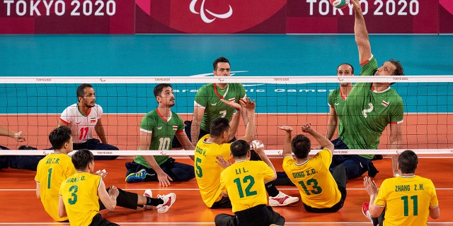 Iran's Morteza Mehrzadselakjani spikes the ball during the Men's Preliminaries Pool B Sitting Volleyball China against Iran during the Tokyo 2020 Paralympic Games in Tokyo, martes, ago. 31, 2021. (Joe Toth for OIS via AP)