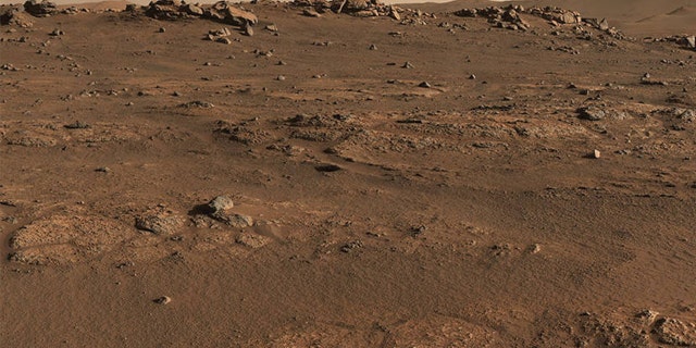 استخدمت مركبة Perseverance Mars نظام الكاميرا Mastcam-Z لإنشاء هذه البانوراما المحسّنة بالألوان ، والتي استخدمها العلماء للبحث عن مواقع أخذ عينات الصخور.  تم تجميع البانوراما معًا من 70 صورة فردية تم التقاطها في 28 يوليو 2021 ، وهو اليوم الخامس والخمسون للمريخ أو الأرض من المهمة.