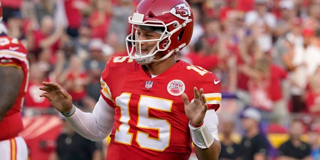 Kansas City Chiefs quarterback Patrick Mahomes celebrates after throwing a touchdown pass during the first half of an NFL football game against the Minnesota Vikings Friday, 8월. 27, 2021, 캔자스시티에서, 모. (AP 사진/에드 주르가)