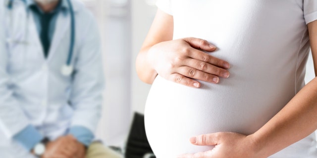 Una mujer embarazada va al médico.  La tasa de diabetes mellitus gestacional (DMG) varía según la raza de la madre, dijo el CDC en un nuevo estudio. 