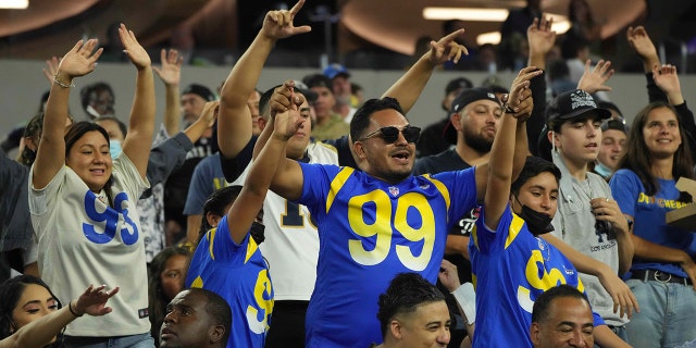 Los Angeles Rams fans cheer during a game against the Las Vegas Raiders at SoFi Stadium Aug 21, 2021, 잉글 우드, 칼리프.