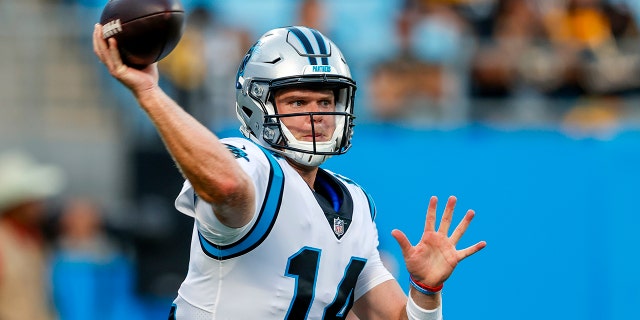 Carolina Panthers quarterback Sam Darnold warm ups before a preseason NFL football game against the Pittsburgh Steelers Aug. 27, 2021, 샬럿, 체크 안함. Darnold gears up to face his former team, the New York Jets, in the season opener on Sunday. (AP Photo/Nell Redmond, 파일)