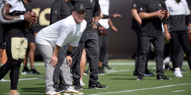 In this Sunday, 九月. 12, 2021, 档案照片, New Orleans Saints head coach Sean Payton, 从左数第二, watches players warm up before an NFL football game against the Green Bay Packers in Jacksonville, 弗拉.