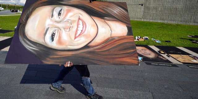 A chalk portrait of Deora Frances Bodley, from San Diego, is carried along the flight path leading to the Flight 93 National Memorial on Thursday, Sept. 9, 2021, in Shanksville, 上手。, as the nation prepares to mark the 20th anniversary of the Sept. 11, 2001 攻撃, 土9月, Sept. 11, 2021. 40 chalk portraits of the passengers and crew of Flight 93, were created by 11 chalk artists from around the country over two days.