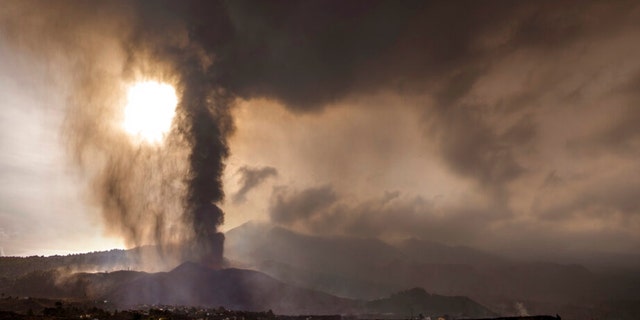 La lave s'écoule de l'éruption d'un volcan sur l'île de La Palma aux Canaries, en Espagne, le mercredi 22 septembre 2021. 