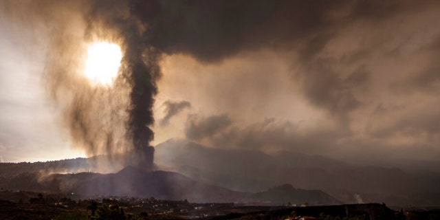 La lave s'écoule de l'éruption d'un volcan sur l'île de La Palma aux Canaries, en Espagne, le mercredi 22 septembre 2021. 