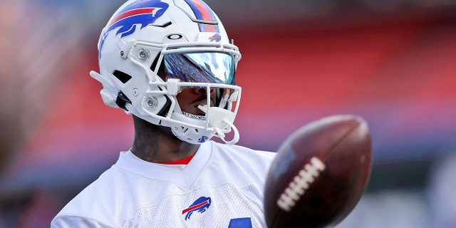 Buffalo Bills wide receiver Stefon Diggs tosses a ball during NFL football practice July 31, 2021, in Orchard Park, 뉴욕. For all the individual feats Diggs accomplished in his first season in Buffalo, the receiver is most proud of the vote of confidence he earned from his teammates in being named a captain entering this year. (AP Photo/Joshua Bessex, 파일)