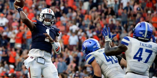Auburn quarterback TJ Finley (1) throws a pass for a touchdown to take the lead over Georgia State in the final minute of the second half of an NCAA football game Saturday, Septiembre. 25, 2021, in Auburn, Ala.
