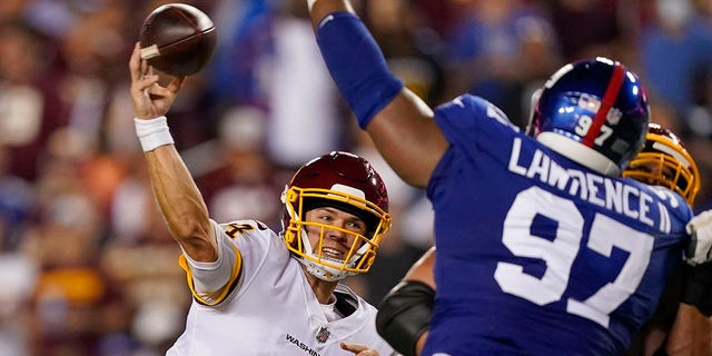 Washington football quarterback Taylor Heinicke (4) throws a touchdown pass to wide receiver Terry McLaurin against the New York Giants during the first half of an NFL football game, the Thursday, September 16, 2021, in Landover, Md. (AP Photo / Alex Brandon)