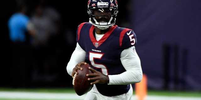 Houston Texans quarterback Tyrod Taylor (5) looks to throw a pass against the Tampa Bay Buccaneers during the first half of an NFL preseason football game Saturday, 8월. 28, 2021, 휴스턴. (AP 사진/저스틴 렉스)